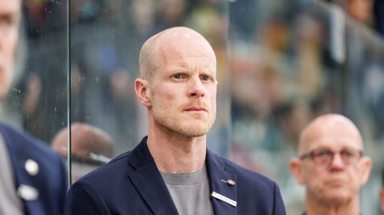 ARCHIV - Toni Söderholm, Trainer der deutschen Eishockey-Nationalmannschaft, nimmt weitere NHL-Profis für die anstehende WM in den Blick. Foto: Matthias Balk/dpa