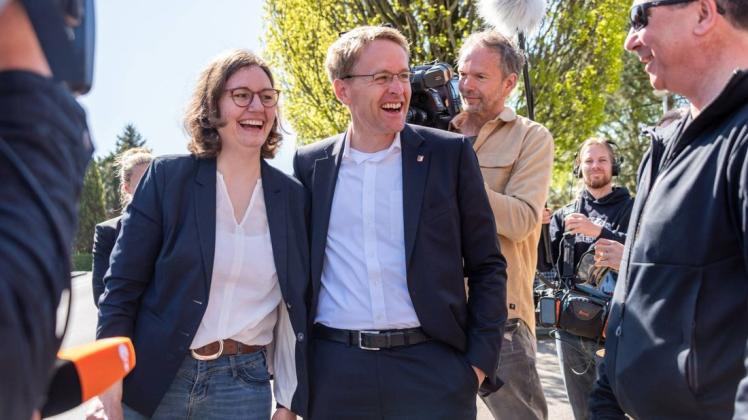 Gute Laune in Eckernförde - schon am Sonntagnachmittag: Ministerpräsident Daniel Günther mit seiner Ehefrau Anke Günther in seinem Heimatort.