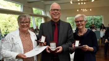 Dörte Lippold (links), Uwe Köpcke und Christel Storm erhielten Verdienstmedaillen für ihr ehrenamtliches Engagement in Elmshorn.