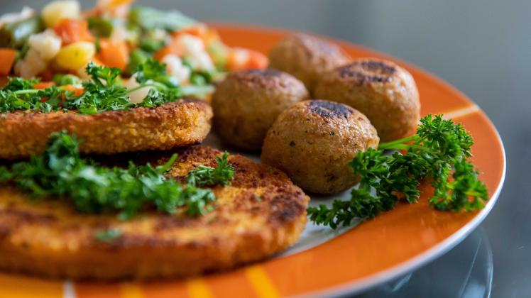 Fleisch, oder kein Fleisch? Immer mehr Menschen entscheiden sich für Ersatzprodukte. Deren Produktion in Deutschland steigt. Fleischlose Ernährung