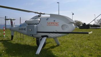 Die Drohne soll Schiffsabgase über der Ostsee messen und analysieren.