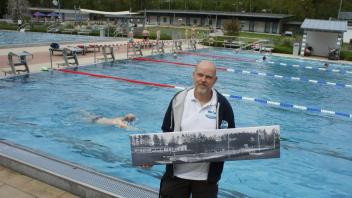 Damals und heute: Schwimmmeister Hans-Jörg Ottinger zeigt am Eröffnungstag ein Foto der Badeanstalt von 1969.