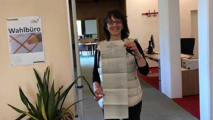 Kerstin Hoppe ist im Lotter Rathaus zuständig für die Durchführung der Landtagswahl am kommenden Sonntag. In diesem Wahlbüro im Erdgeschoss können Briefwähler schon jetzt ihre beiden Kreuzchen machen.