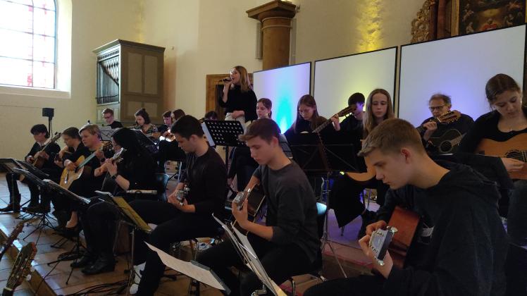 Konzentration beim Griff in die Saiten: Die Gitarristen der Hagener Jugendmusikschule stellten in der Ehemaligen Kirche ihr Können unter Beweis.