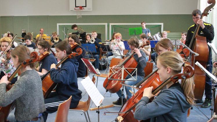 Das Jugendsymphonieorchester probt im Schloss Dreilützow