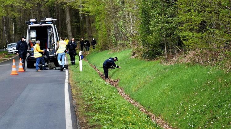 7. Mai 2021: Die Polizei sichert am Fundort im Naturpark Aukrug an der Landesstraße 123 zwischen Rade und Hennstedt Spuren. Auch ein Jahr später beschäftigt der Tod der Frau aus Padenstedt noch die Ermittler.