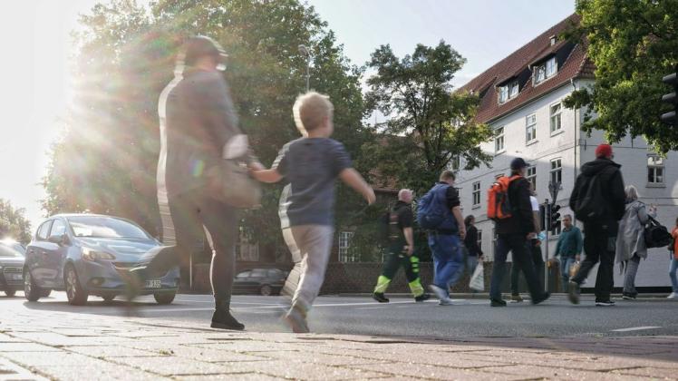 Zu Fuß durch Flensburg: Ein Modellprojekt soll herausfinden, wie die Stadt für Fußgänger attraktiver werden kann.