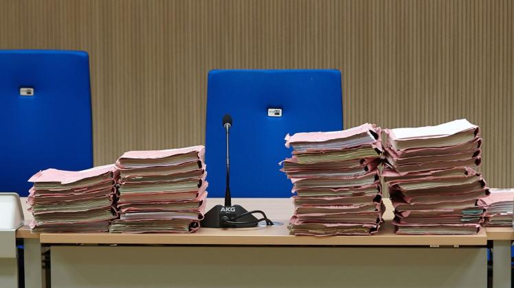 ARCHIV - Prozessakten liegen in einem Gerichtssaal. Foto: Thomas Frey/dpa/Symbolbild
