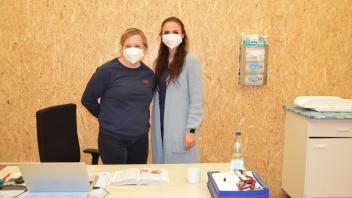 Erwarten die Patienten der Landesunterkunft in einem großen Zelt: Ärztin Violetta  Zawadzka und Nathalie Nieseck (r.).