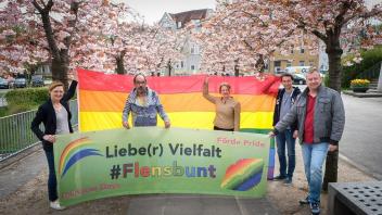 Hoffen auf viel Beteiligung bei den Rainbow Days (von links): Oberbürgermeisterin Simone Lange, Markus Marielle Hinz (Arbeitskreis Vielfalt), Gleichstellungsbeauftragte Verena Balve, Sven Gebhard (Gleichstellungsausschuss und Schlau Flensburg) und Andreas Witolla  (LSVD).