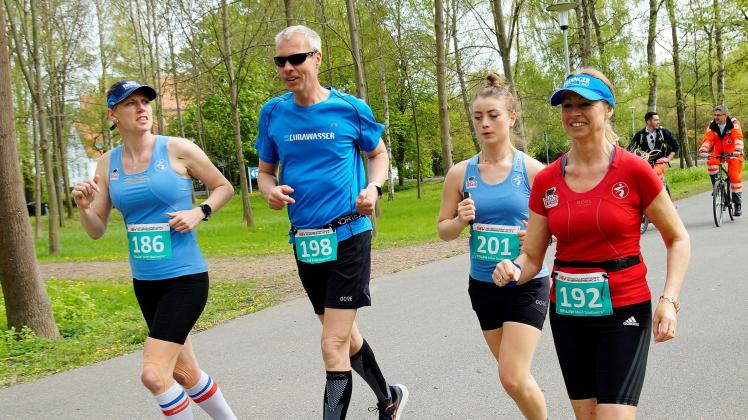  Gerne laufen die Laager Sportler auch einmal einige Kilometer gemeinsam, um sich dabei gegenseitig moralisch zu unterstützen. Hier Katja Beu, Michael Heuck, Laura Jürß und Stefanie Gewiese (v.l.).
