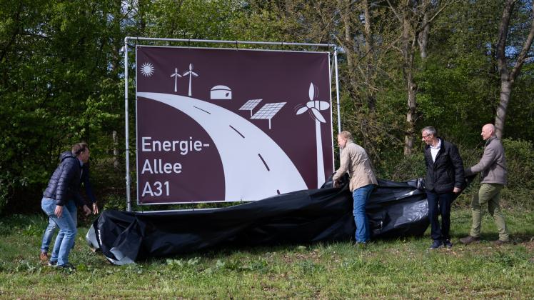 An der offiziellen Enthüllung des Schildes „Energieallee A31“ in Heek im Kreis Borken nahm auch der Landrat des Kreises Borken, Kai Zwicker, teil.