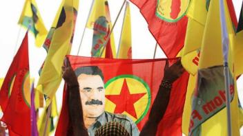 Dieses Foto aus dem Jahr 2017 zeigt verbotene Fahnen mit dem Abbild des PKK-Anführers Abdullah Öcalan bei einer Kundgebung in Köln. In dieser Zeit gab es wegen der Kämpfe in Nord-Syrien zahlreiche pro-kurdische Kundgebungen auch in Deutschland.
