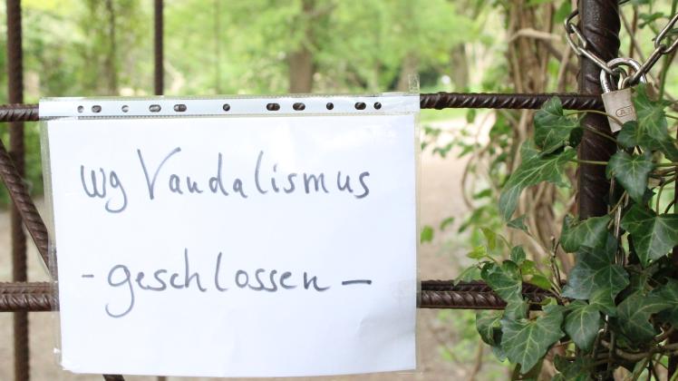 „Wegen Vandalismus geschlossen“ ist der Hessepark in Weener.