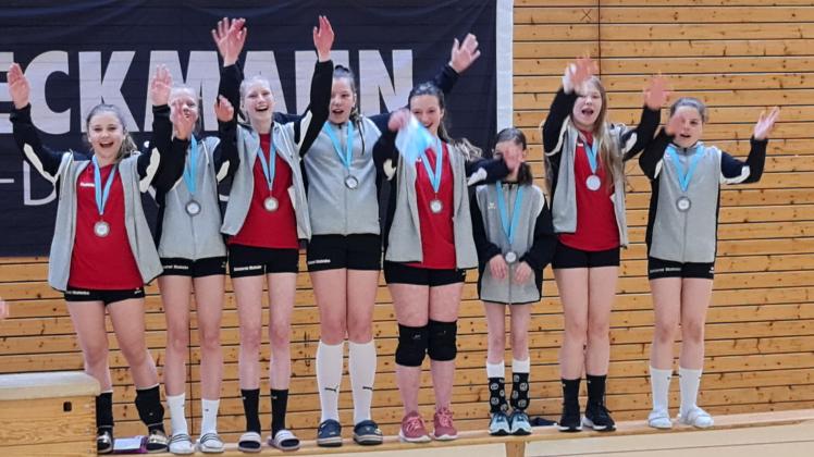 Die Neustädter U15-Volleyballerinnen feierten bei der Siegerehrung ihre Bronzemedaille. Jubelnde Volleyballerinnen