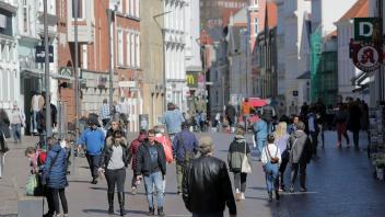 Eine gut besuchte Innenstadt zum verkaufsoffenen Sonntag - viele Geschäftsleute befürchten, dass Flensburgs Einkaufsstraße am kommenden Sonntag leerer ist.