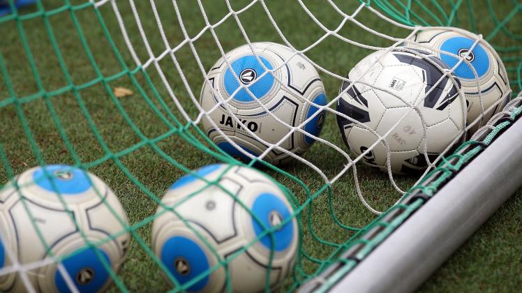 Fußball - Bälle liegen in einem Fußballtor . *** Soccer balls lying in a soccer goal