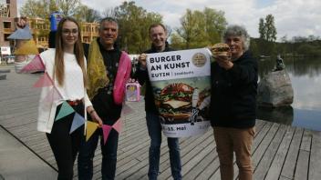 Wollen mit „Burger an Kunst“ junge Leute und anspruchsvolle Genießer gleichermaßen ansprechen: (v.l.) Nathalie Haack, Torsten Medloff, Michael Keller und Eva Staege von der Eutiner Tourismus GmbH.