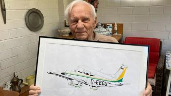 38 Jahre lang war das Fliegen Manfred Kauls Leidenschaft, die er erst im Alter von 82 Jahren aufgab. Das Bild von seiner Piper PA 28 hält er in Ehren.