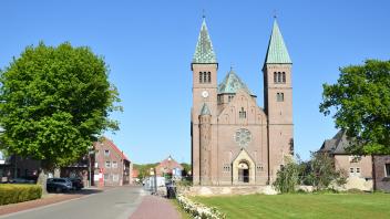 Neue Perspektive auf die St.-Nikolaus-Kirche. Der „Rheder Dom“ wurde vor mehr als 100 Jahren erbaut.