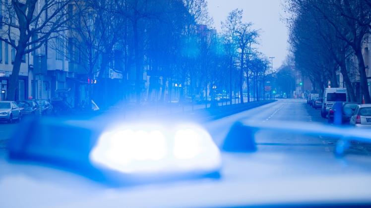 ARCHIV - Ein Blaulicht leuchtet auf dem Dach eines Streifenwagens der Polizei. Foto: Christoph Soeder/dpa/Symbolbild ARCHIV - Ein Blaulicht leuchtet auf dem Dach eines Streifenwagens der Polizei. Foto: Christoph Soeder/dpa/Symbolbild