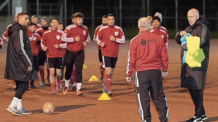 Dürfen weiter auf den Aufstieg hoffen: Die Fußballer des SC Türkgücü von Trainer Mario Basler (rechts) Fotos: Helmut Kemme/Serkan Can1.Training Türkgücü Kreisl.A mit Mario Basler