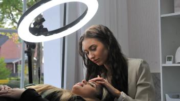 Im Beauty-Kosmetikstudio an der Schwedenschanze kümmert sich Alexia Bruch um ihre Kundinnen.