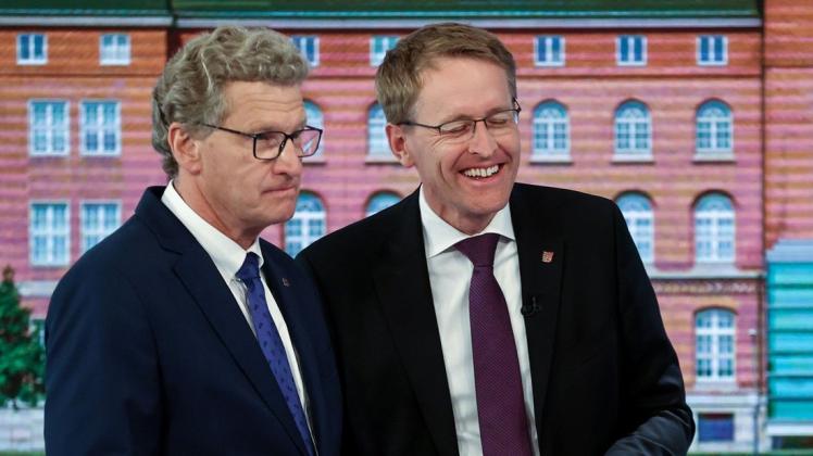 Daniel Günther (CDU), Ministerpräsident von Schleswig-Holstein steht im TV-Studio neben Bernd Buchholz, Spitzenkandidat der FDP.