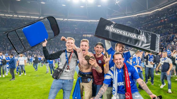 Schalker Fans haben den Rasen gestürmt und bejubeln den Aufstieg. Foto: David Inderlied/dpa - WICHTIGER HINWEIS: Gemäß den Vorgaben der DFL Deutsche Fußball Liga bzw. des DFB Deutscher Fußball-Bund ist es untersagt, in dem Stadion und/oder vom Spiel angefertigte Fotoaufnahmen in Form von Sequenzbildern und/oder videoähnlichen Fotostrecken zu verwerten bzw. verwerten zu lassen. Schalker Fans haben den Rasen gestürmt und bejubeln den Aufstieg. Foto: David Inderlied/dpa - WICHTIGER HINWEIS: Gemäß den Vorgaben der DFL Deutsche Fußball Liga bzw. des DFB Deutscher Fußball-Bund ist es untersagt, in dem Stadion und/oder vom Spiel angefertigte Fotoaufnahmen in Form von Sequenzbildern und/oder videoähnlichen Fotostrecken zu verwerten bzw. verwerten zu lassen.