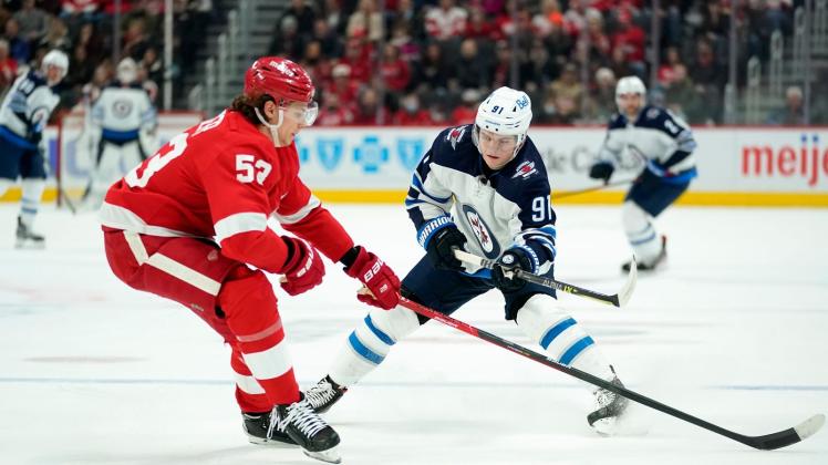 ARCHIV - Detroit-Verteidiger Moritz Seider (l) kam in seiner ersten NHL-Saison auf 50 Scorerpunkte. Foto: Paul Sancya/AP/dpa
