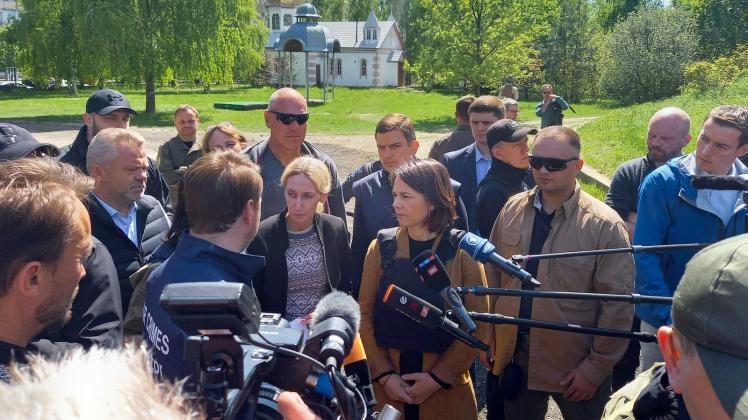 Außenministerin Annalena Baerbock (Grüne) spricht bei ihrem Besuch in Butscha mit Journalisten. Foto: Andreas Stein/dpa