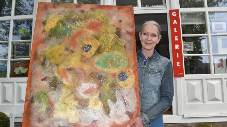 Bettina Frahm-Gößler war Solotänzerin und widmet sich jetzt der Malerei in Warnemünde 