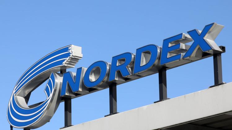 ARCHIV - Der Schriftzug "Nordex" am Eingang zum Gelände des Windkraftanlagen-Herstellers Nordex. Foto: Bernd Wüstneck/dpa-Zentralbild/dpa