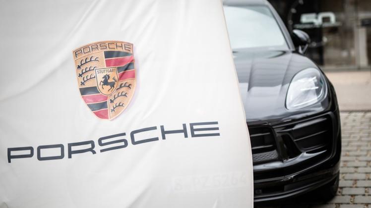 ARCHIV - Eine Porsche-Flagge weht am Firmensitz in Stuttgart-Zuffenhausen. Foto: Christoph Schmidt/dpa/Archivbild