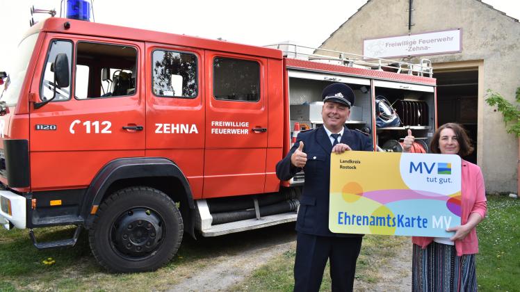 Am Feuerwehrhaus in Zehna übergab Ruth Hügler als Koordinatorin der Mitmachzentrale eine symbolische, große Ehrenamtskarte an den dortigen Wehrführer Matthias Wolter.