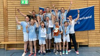 Sie haben allen Grund zum Jubeln: Die weibliche Jugend E des TSV Bützow belegte bei der Landesmeisterschaft Rang drei.