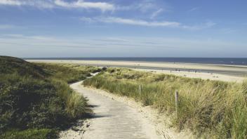 Germany Spiekeroog boardwalk through dunesto the beach PUBLICATIONxINxGERxSUIxAUTxHUNxONLY DWIF00