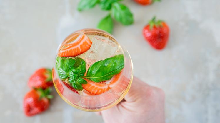 Anstoßen ohne Promille: Alkoholfreier Sekt, Quitte und Erdbeere mit Basilikum