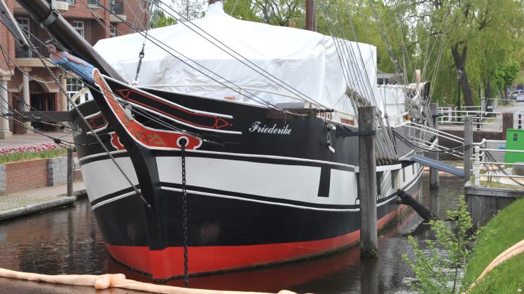 „Friederike von Papenburg“ Arbeiten unter Schrumpffolie