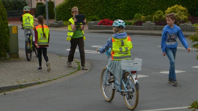 In der Medien-AG inszenieren die Viertklässler der Grundschule Lange Straße gefährliche Verkehrssituationen und filmen diese mit ihren iPads. In der Medien-AG inszenieren die Viertklässler der Grundschule Lange Straße gefährliche Verkehrssituationen und filmen diese mit ihren iPads.
