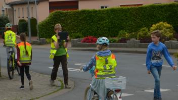 In der Medien-AG inszenieren die Viertklässler der Grundschule Lange Straße gefährliche Verkehrssituationen und filmen diese mit ihren iPads.