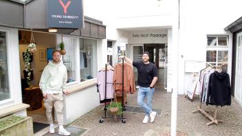 Sesshaft geworden in  der Fritz-Wolf-Passage in Osnabrück sind Philipp Wessel (links) und Torben Paul mit ihrem Mode Start-Up Young Diversity.