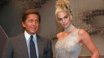 ARCHIV - Der italienische Designer Valentino trifft oft auf berühmte Schönheiten. 1997 ließ er sich etwa bei einer Modenschau mit US-Topmodel Cindy Crawford ablichten. Am 11. Mai feiert der Modeschöpfer seinen 90. Geburtstag. Foto: Thomas Coex/dpa