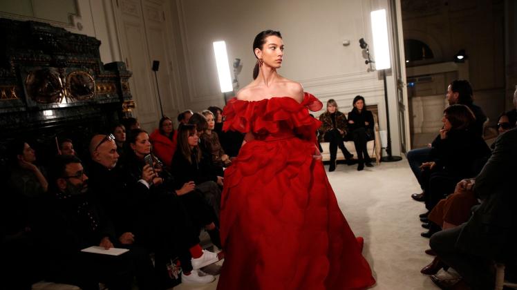 ARCHIV - Valentino schuf nicht nur eine weltberühmte Marke, sondern auch eine eigene Farbe, das «Rosso Valentino» - zu sehen etwa bei einer Kreation des Designers Piccioli von 2018. Foto: Christophe Ena/AP/dpa