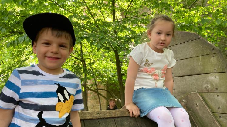 Damir und Milana fühlen sich wohl in der Kita St. Martin - auch wenn die Verständigung manchmal noch schwierig ist. Damir und Milana fühlen sich wohl in der Kita St. Martin - auch wenn die Verständigung manchmal noch schwierig ist.