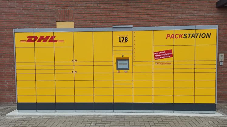 An der Plessestraße 7 in Haselünne hat das Versandunternehmen DHL eine Packstation, also einen Paketautomaten, aufgestellt.