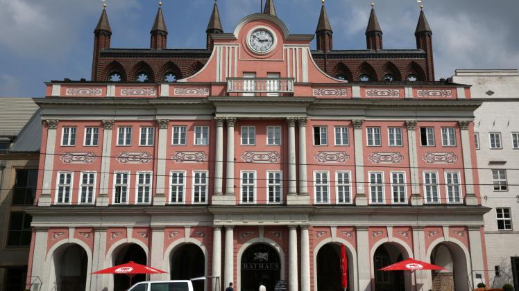 Rathaus Rostock Millionen-Mehrausgaben wegen höherer Sitzungsgelder