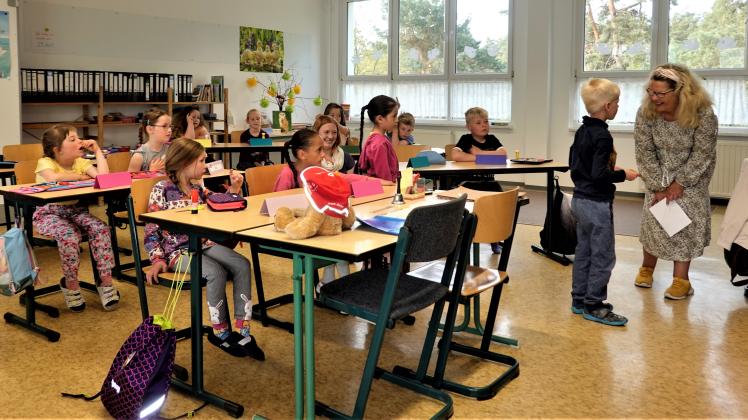 Lehrerin Kathrin Tham und der künftige Erstklässler Nils beim Schnuppertag an der Tafel. 