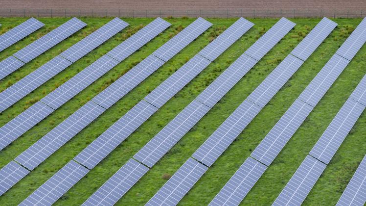 Fotovoltaik / Solaranlage auf Feldern und Wiesen - Symbolbilder Solarpanels zur Stromgewinnung auf Wiese, Deutschland, S