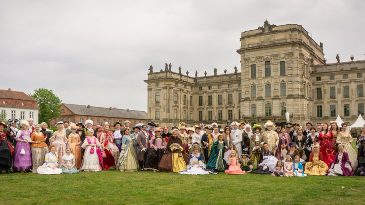 Barockfest Schlosspark Ludwigslust mit Theater und Kostümen | SVZ